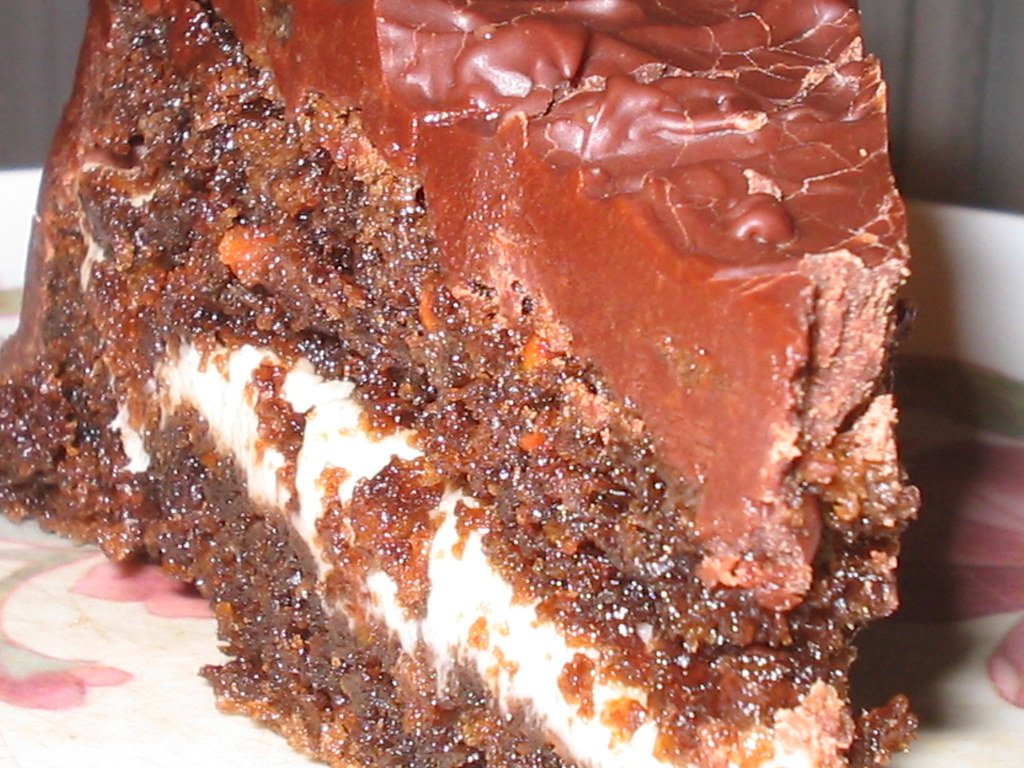 Trozo de torta de chocolate en capas