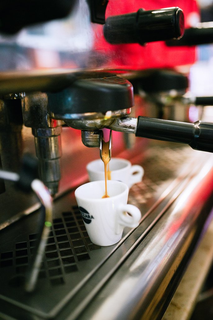 Espresso siendo servido en tazas blancas